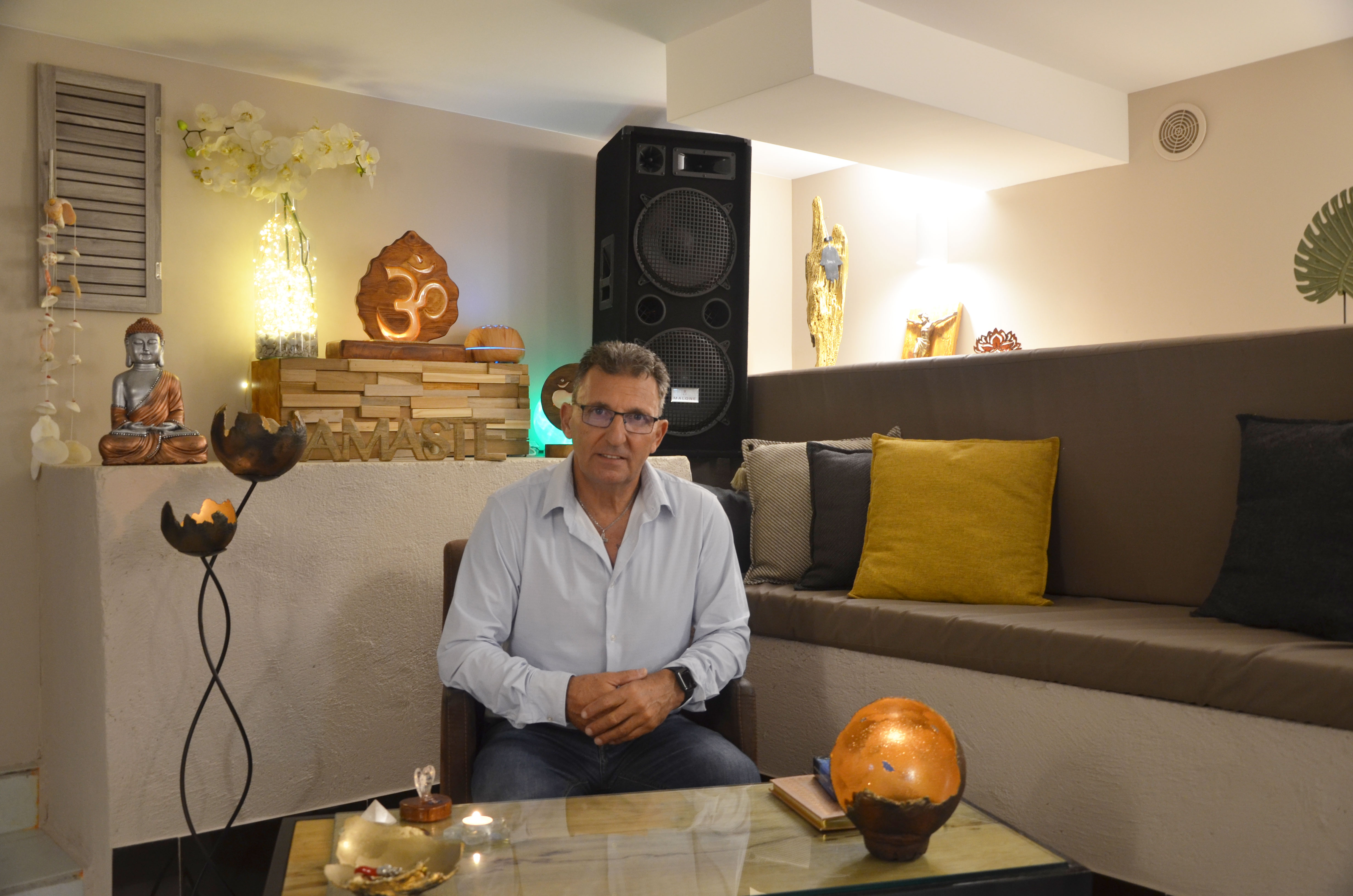 Une image de Daniel Martinez dans son salon