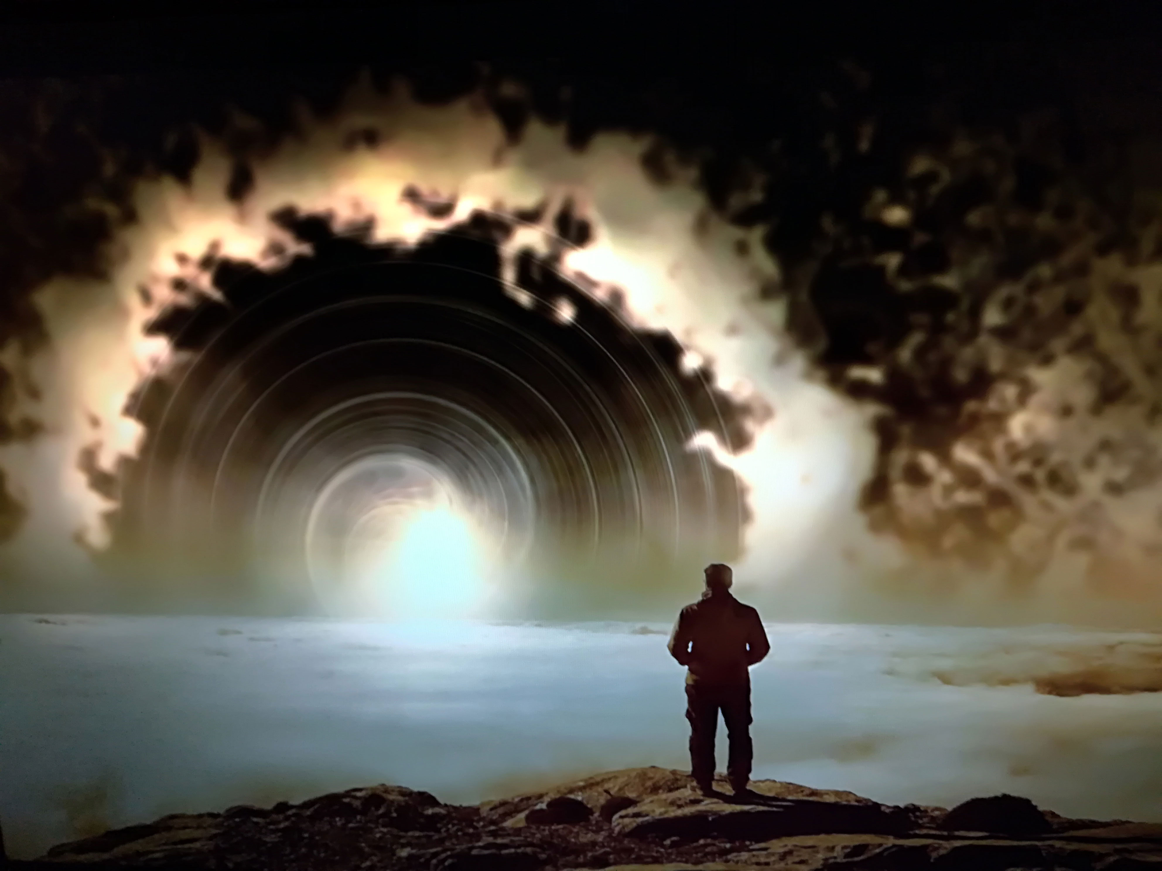 Une image d'un homme regardant l'horizon d'une singularité